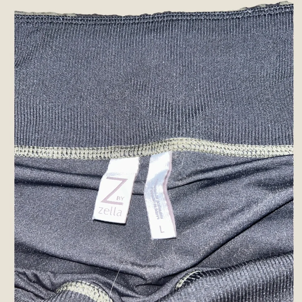 LIKE NEW! Women’s Z By Zella Size Large Athletic Shorts - Picture 4 of 4